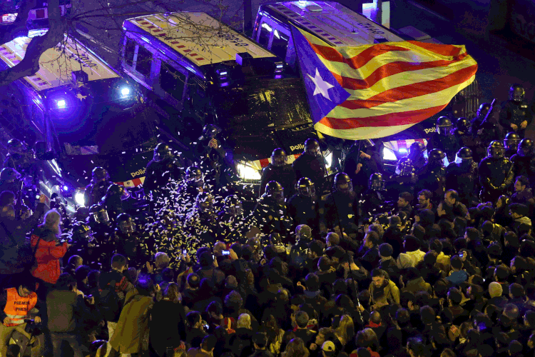 Protestos: 24 pessoas ficaram levemente feridas nas manifestações, segundo os serviços de emergência médica (Albert Gea/Reuters)