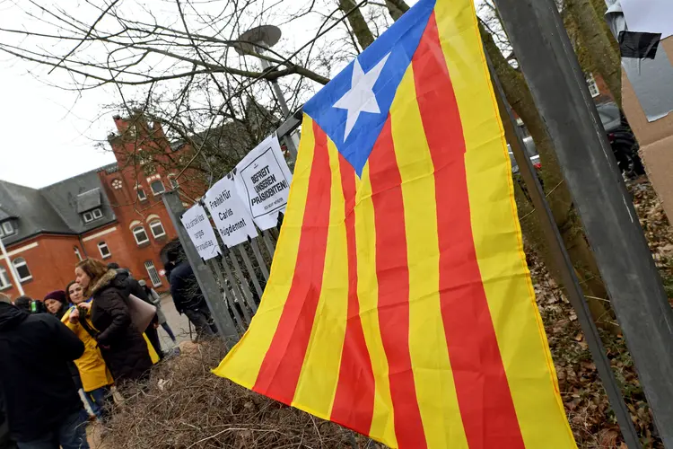 Bandeira da Catalunha: separatistas protestavam contra uma marcha que estava sendo realizada por defensores da polícia nacional da Espanha (Fabian Bimmer/Reuters)