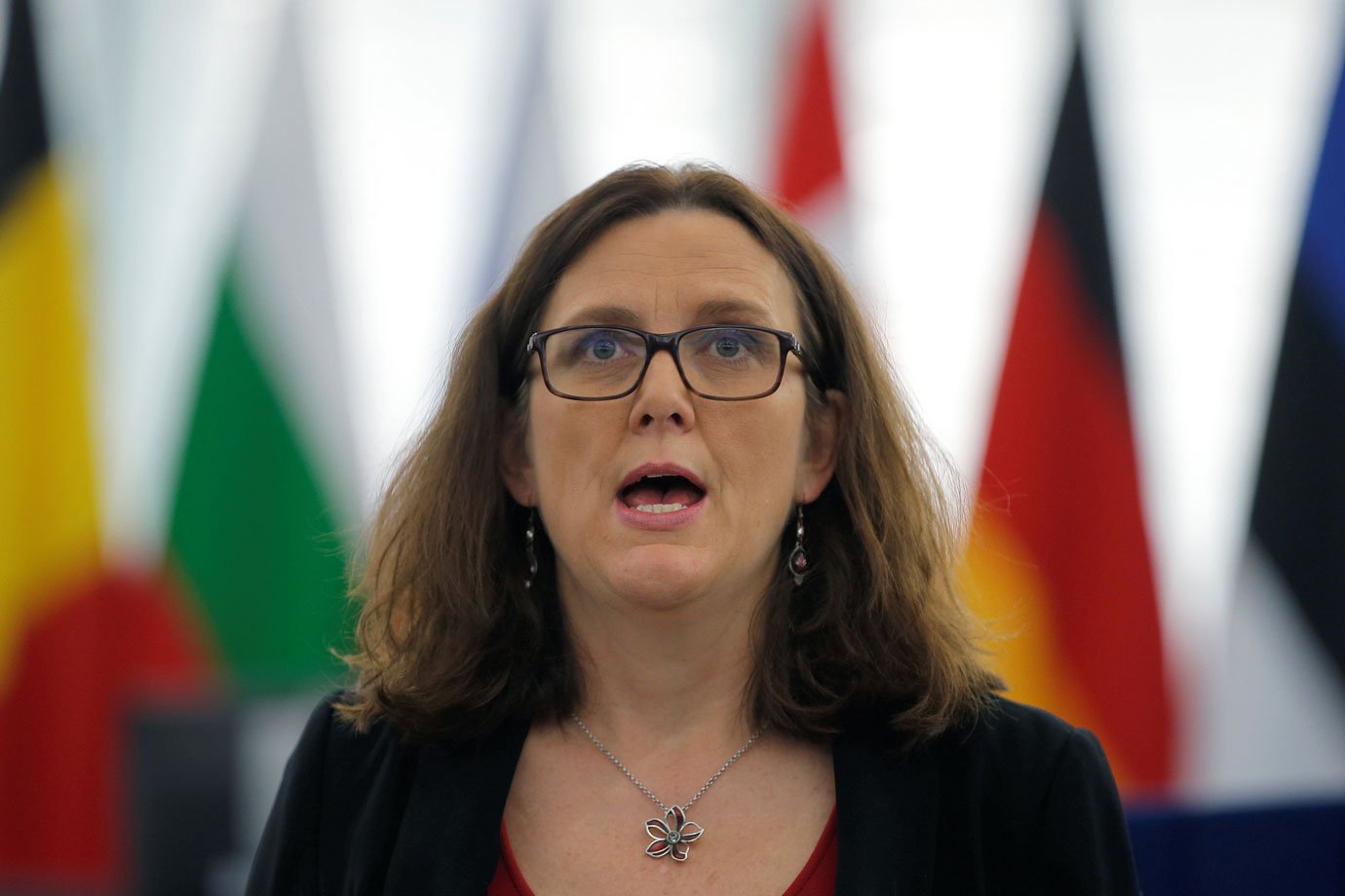 Representante europeia irá aos EUA para discutir tarifas do aço