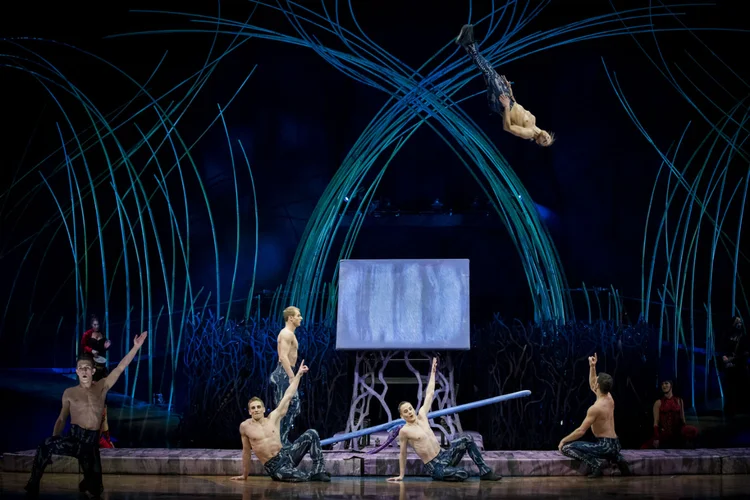 Artistas durante espetáculo do grupo Cirque du Soleil (Tristan Fewings/Getty Images)