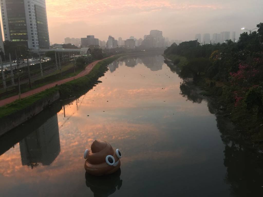 Campanha coloca emoji de cocô gigante boiando no rio Pinheiros