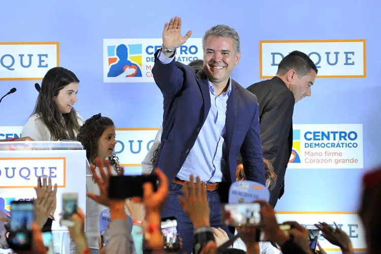 Pesquisas: o apoio a Duque aparece em 55%, já o candidato da esquerda conta com 35%, de acordo com levantamento do Centro Nacional de Consultoria (Carlos Julio Martinez/Reuters)