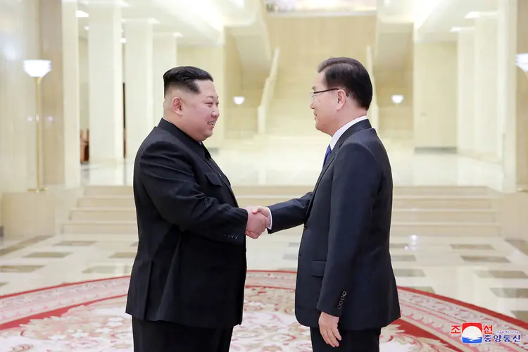 Encontro: Kim Jong-un recebeu a comitiva de Seul, liderada por Chung Eui-yong, chefe do escritório presidencial de Segurança Nacional (Korean Central News Agency (KCNA)/Reuters)