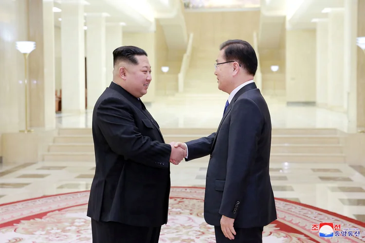 Kim Jong-un e Chung Eui-yong da Coreia do Sul (Korean Central News Agency (KCNA)/Reuters)