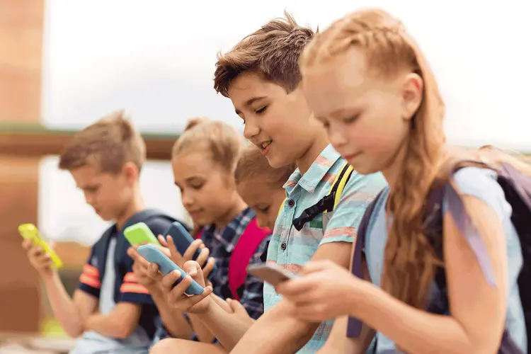 Crianças usando celular: problema para o sono infantil é o uso frequente de eletrônicos, defende especialista (dolgachov/Thinkstock)