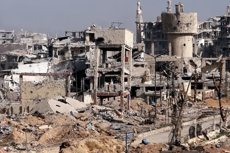 Síria: ataque com mísseis visava a base aérea de Shayrat na noite desta segunda-feira (Omar Sanadiki/Reuters)