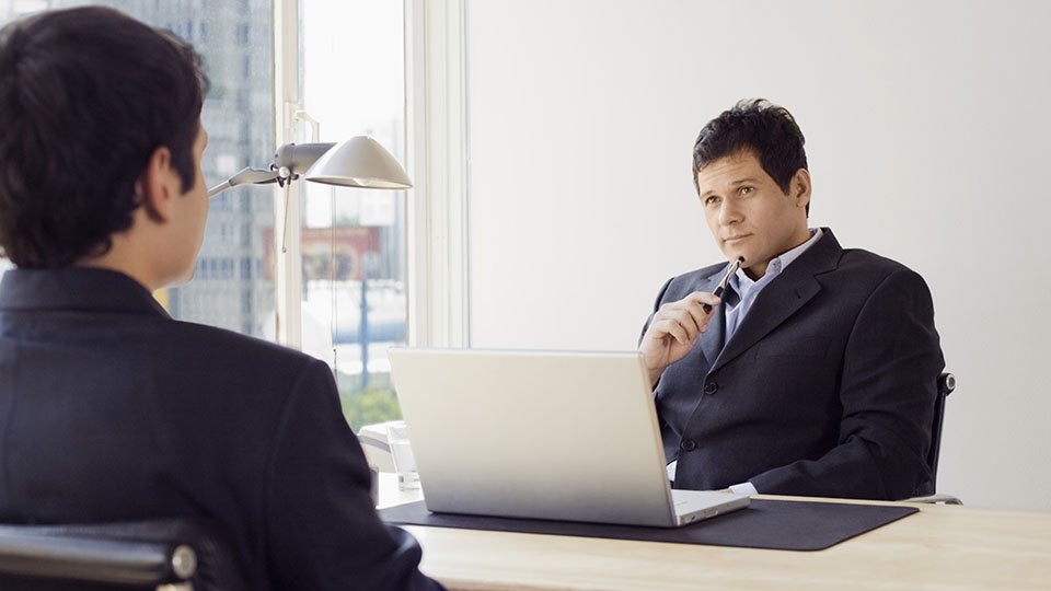 Com quanto tempo de casa, o profissional ganha fama de acomodado?