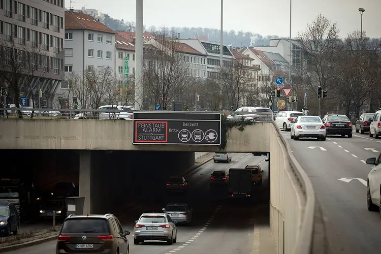 ALERTA DE POLUIÇÃO EM STUTTGART: cidade vive embate entre movimentos verdes e a indústria automobilística (Gordon Welters/The New York Times)