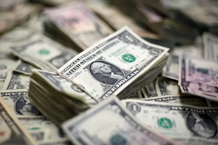 Dólar operava com alta superior a 1 por cento e acima de 3,90 reais nesta sexta-feira (Jose Luis Gonzalez/Reuters)