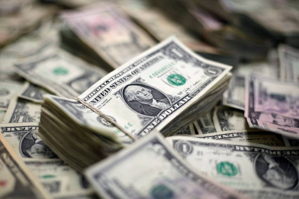 Dólar fica volátil com noticiário político e formação da Ptax