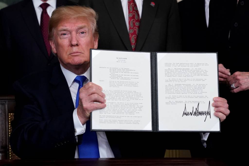 Trump impõe tarifas sobre até US$ 60 bilhões em produtos da China
