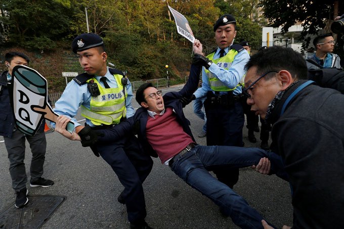 Distúrbios em Hong Kong durante eleição crucial para democratas