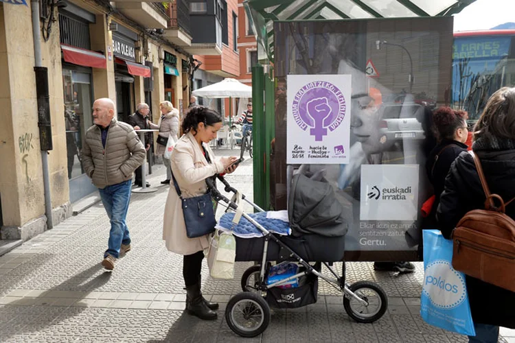 Ponto de ônibus: o objetivo é fazer com que as mulheres se sintam um pouco mais seguras na volta para casa de madrugada (Vincent West/Reuters)