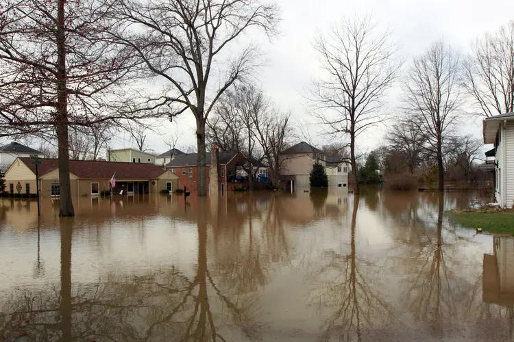Enchente em Louisville: autoridades pediram aos moradores dos subúrbios litorâneos de Boston que deixem suas casas durante os alagamentos matinais (Reuters)