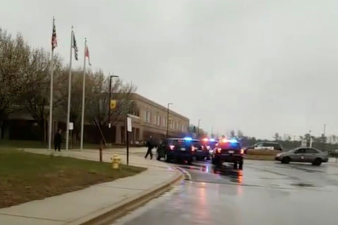 Atirador de escola em Maryland morre após ser levado a hospital