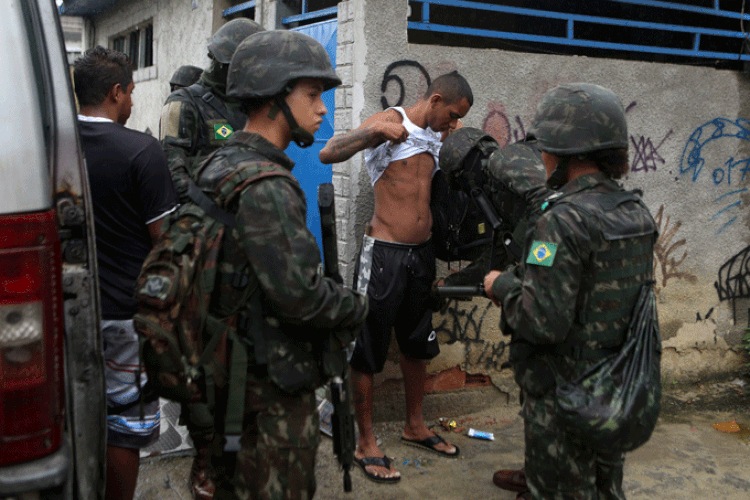 Exército faz operação na Vila Kennedy, no Rio (Pilar Olivares/Reuters)