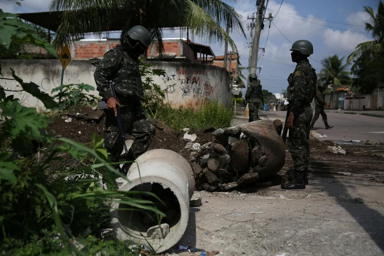 Rio de Janeiro: as barricadas já estavam de volta nas ruas cinco horas depois (Pilar Olivares/Reuters)