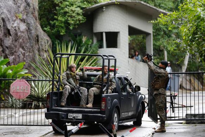 Inspetores e militares fazem vistoria em penitenciária de Bangu, no Rio