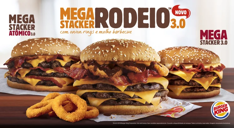 Burger King: versão nova do Mega Stacker, dessa vez com onion rings (Burger King/Divulgação)