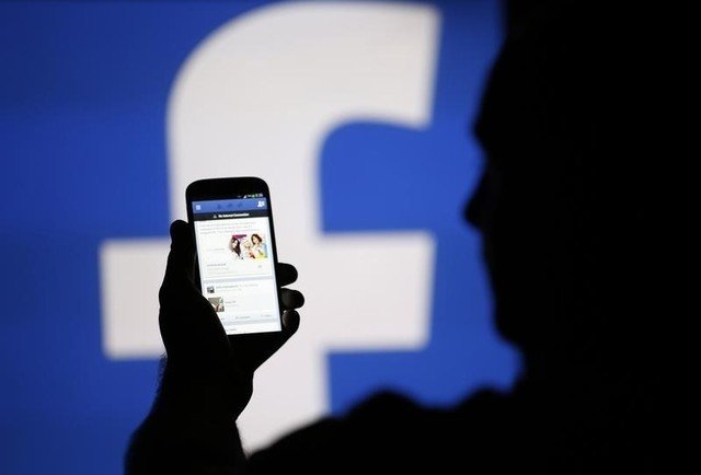 Facebook: rede social não apaga notícias identificadas como falsas, mas as torna menos visíveis e adverte usuários que quiserem compartilhá-las (Dado Ruvic/Reuters)