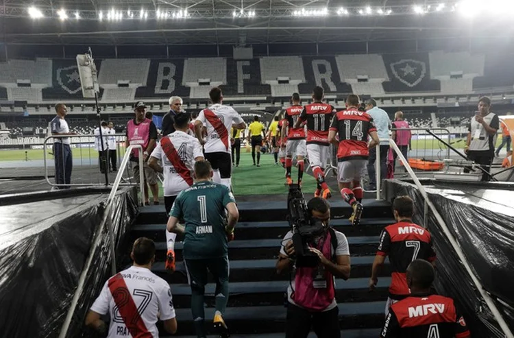 FLAMENGO E RIVER PLATE ENTRAM EM CAMPO PELA LIBERTADORES: quando a política invade os gramados, estamos enfraquecendo a identidade dos times e fortalecendo a dos agrupamentos políticos / Ricardo Moraes/ Reuters