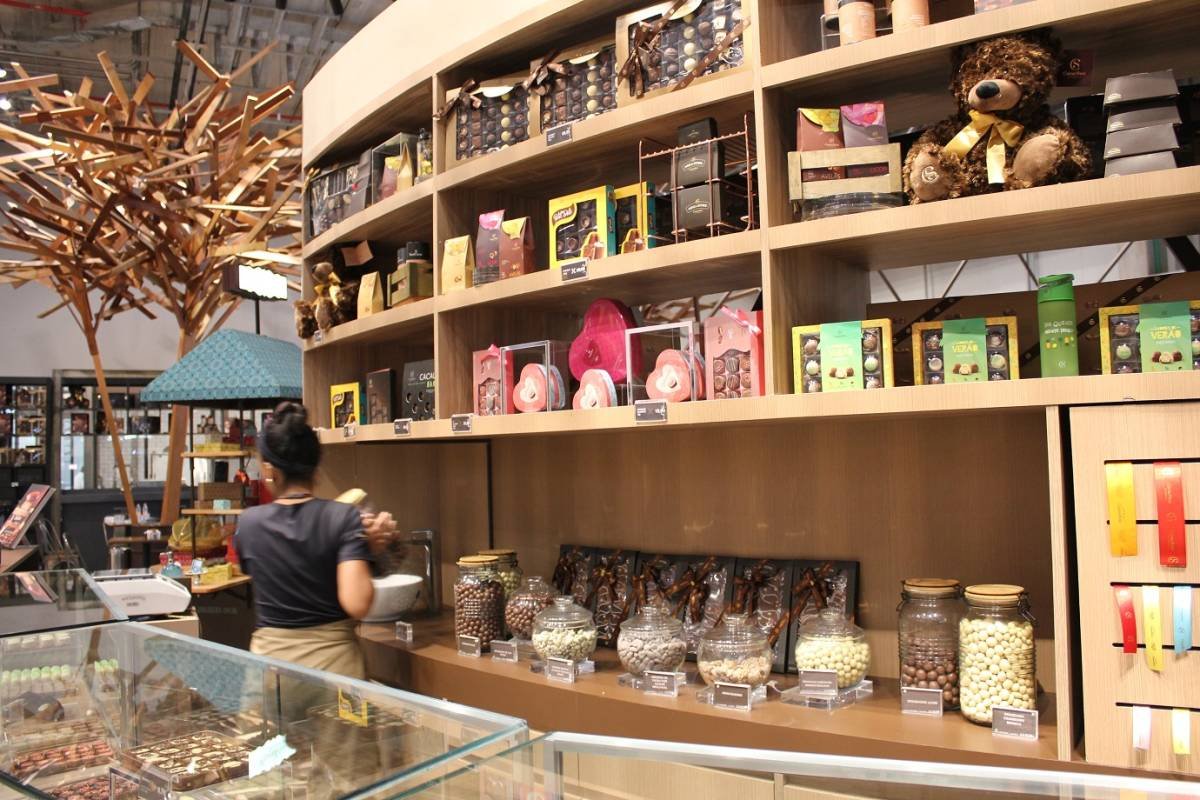 Maior rede de chocolates do mundo abre 'super store' na capital do doce