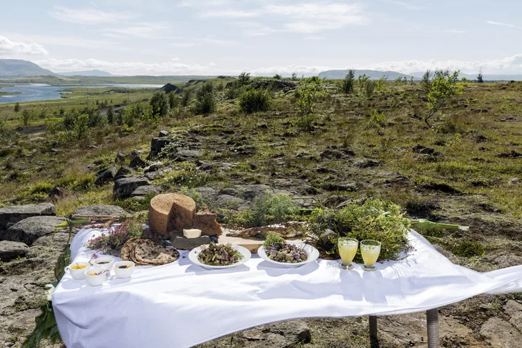 Mesa em Reykholt: um chef e um pequeno grupo começaram a experimentar o poder de cozinhar nas fontes geotérmicas