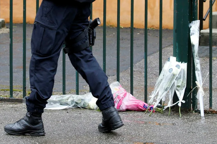 Homenagens a policial morto em ataque terrorista na França: país continua em alerta após série de atentados (Regis Duvignau/Reuters)