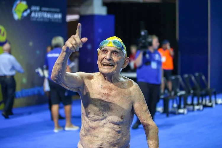 O australiano Georges Corones, que em abril vai completar 100 anos (Australian Dolphins Swim Team/Divulgação)
