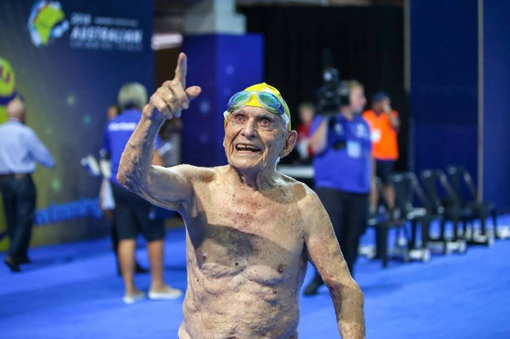 Australiano de 99 anos nada 50m em menos de um minuto
