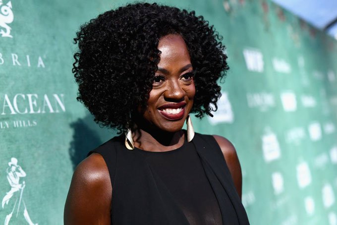 Viola Davis publica imagem de crítica a Bolsonaro com #EleNão