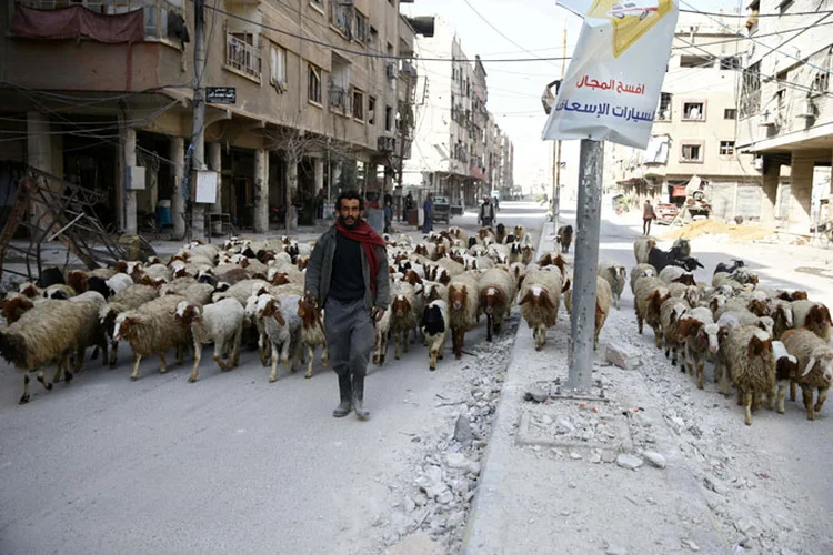 Síria: conflito em Ghouta permanece há 3 semanas (Bassam Khabieh/Reuters)