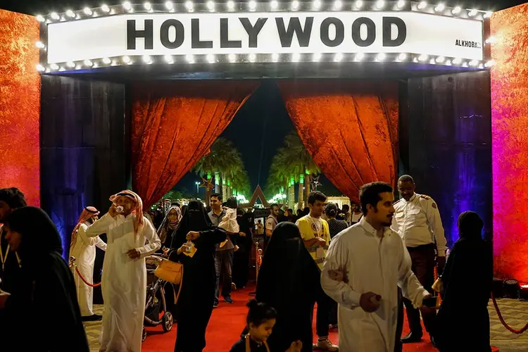ABERTURA DO REINO: Um evento com o tema Hollywood levou música ao vivo para homens e mulheres, em Khobar (Tasneem Alsultan/The New York Times)