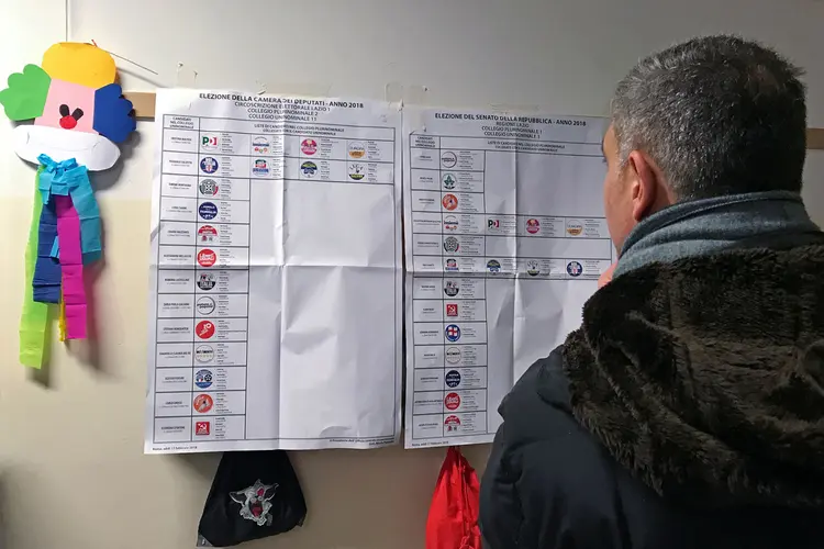 Eleições: os italianos foram às urnas para escolher 630 deputados e 315 senadores, em uma votação complexa (Max Rossi/Reuters)