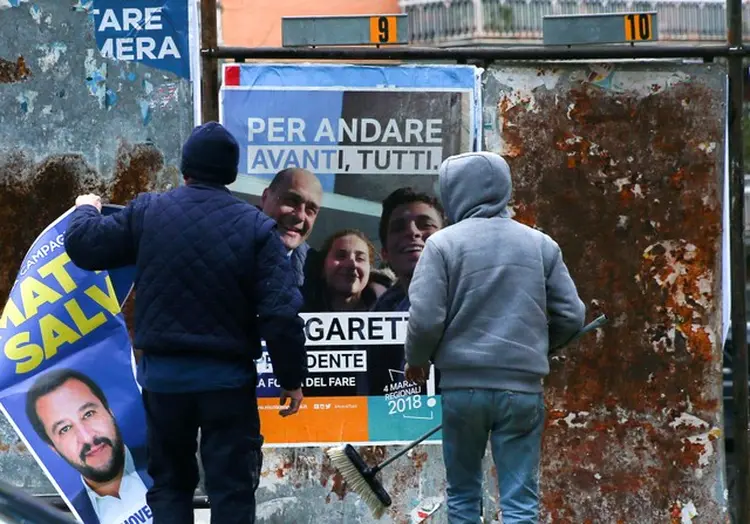 CARTAZES EM ROMA:  desde 1994, quando foi introduzido o voto majoritário nas eleições italianas, toda coalizão de governo sempre foi derrotada nas urnas / Alessandro Bianchi/ Reuters
