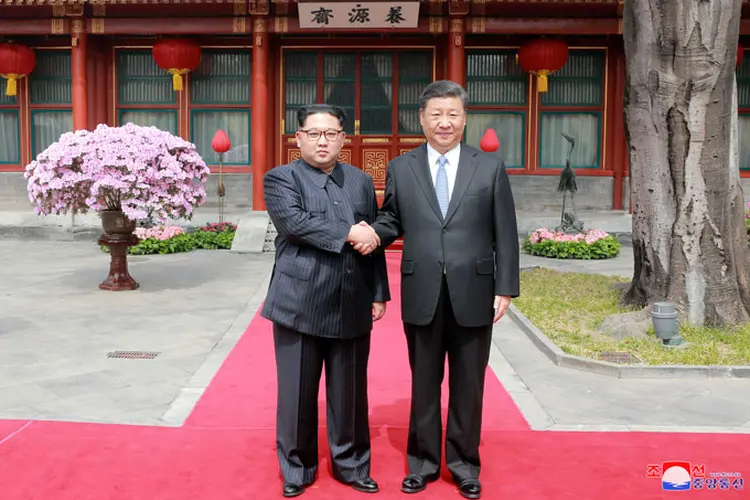 Kim e Xi: o líder norte-coreano visitou a China no fim de março em sua primeira viagem ao exterior desde que chegou ao poder em 2011 (KCNA/Reuters)
