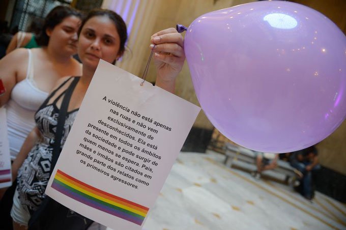 Pela 1ª vez, país levanta dados sobre violência contra lésbicas
