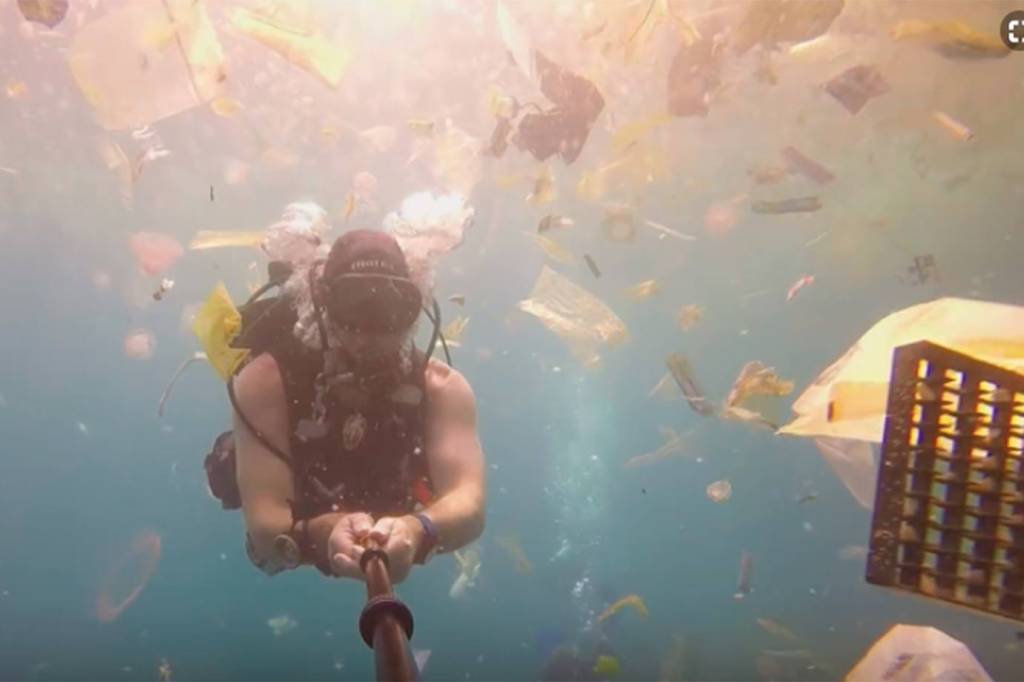 Fotógrafo registra em vídeo um "mar de plástico" na Indonésia