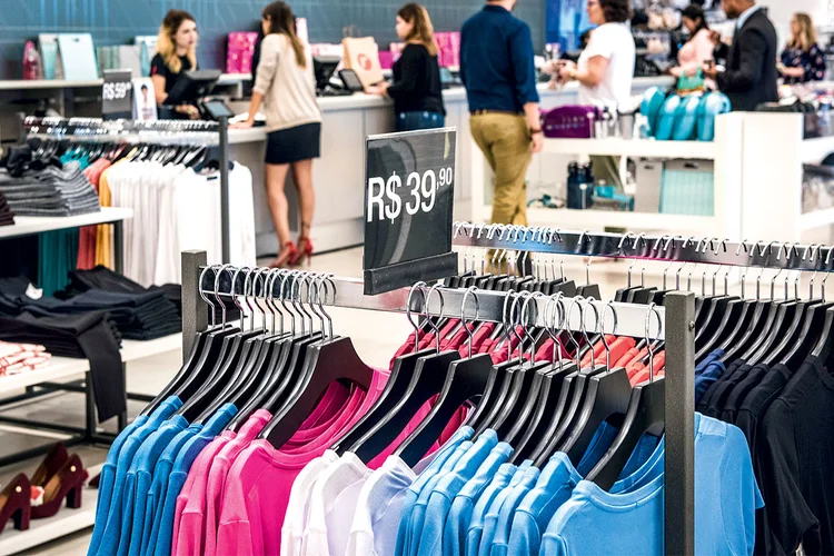 Cliente em loja de roupa: Com juros baixos e inflação sob controle, o PIB per capta poderia crescer 20%em 5 anos e sobraria mais dinheiro para o consumo (Germano Lüders/Exame)