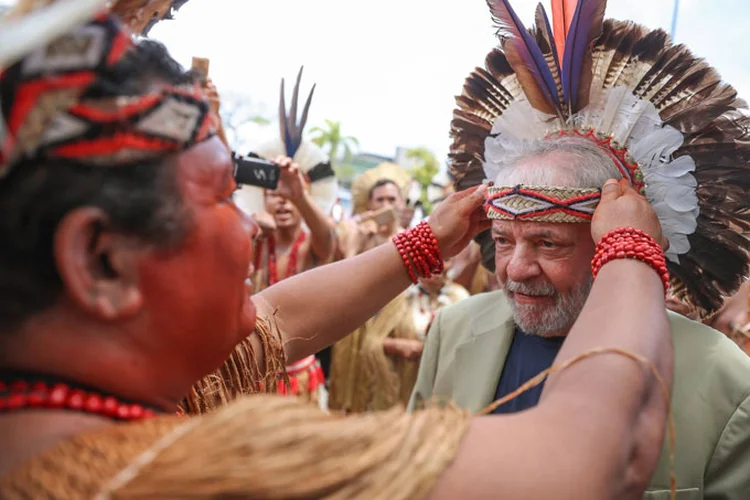 Lula: os índios brindaram Lula, então exibindo um semblante marcado pela tensão, com um cocar vistoso (Lula/Facebook/Divulgação)