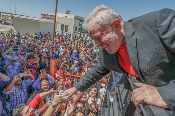 Pedido de prisão é o mais arbitrário do século, diz defesa de Lula