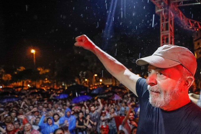 Manifestantes anti-Lula marcham em direção a ato petista em Curitiba