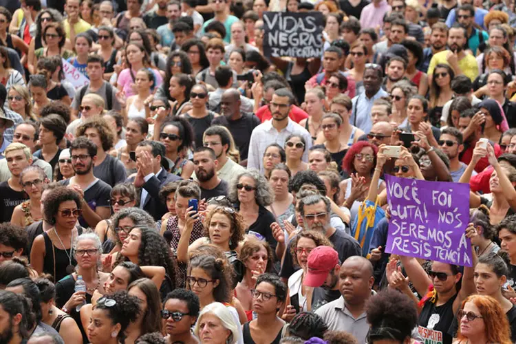 Multidão protesta contra assassinato da vereadora Marielle Franco, no Rio de Janeiro (Sergio Moraes/Reuters)