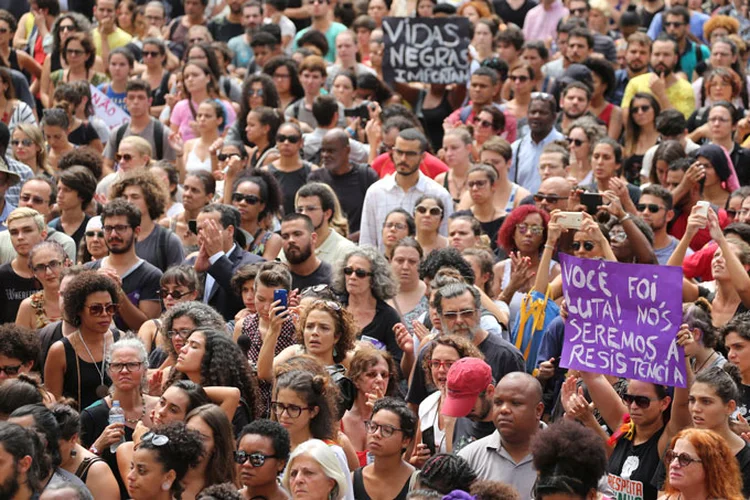 Multidão protesta contra assassinato da vereadora Marielle Franco, no Rio de Janeiro (Sergio Moraes/Reuters)