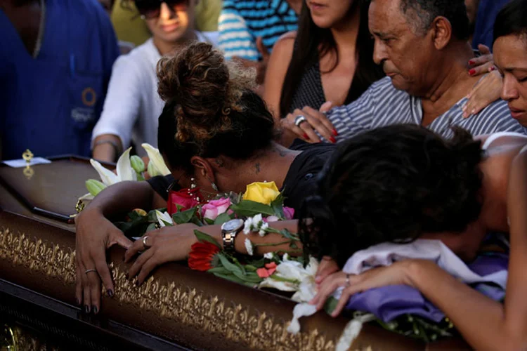 Mulheres choram durante velório da vereadora do PSOL Marielle Franco, assassinada no Rio de Janeiro (Ricardo Moraes/Reuters)