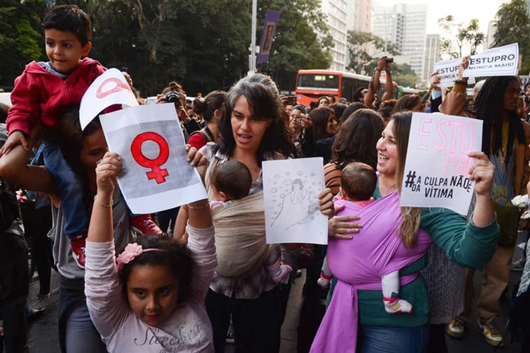 Mulheres: elas querem acabar com violência, relacionamento abusivo, maternidade compulsória e limitadas opções de estudo e emprego (Rovena Rosa/Agência Brasil)