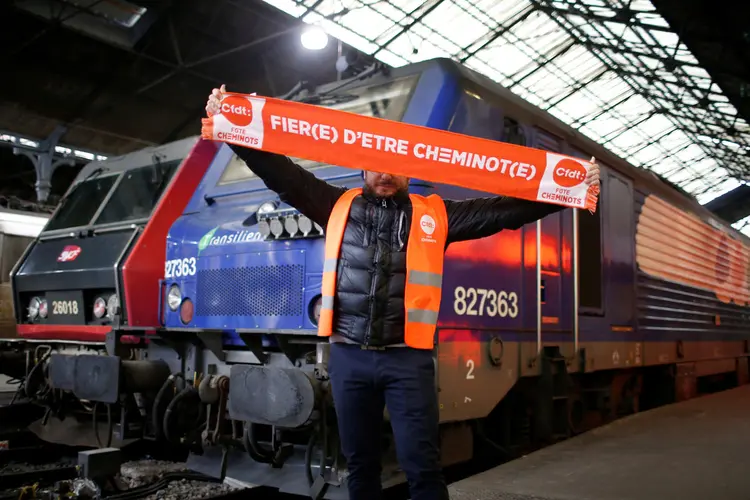 A Sociedade Nacional de Ferrovias limitou a circulação em 50% nos regionais (Stephane Mahe/Reuters)