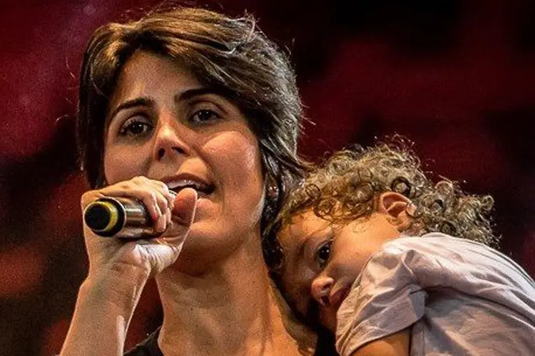 Manuela D´Ávila com a filha Laura em evento. (Facebook de Manuela D´Avila/Reprodução)