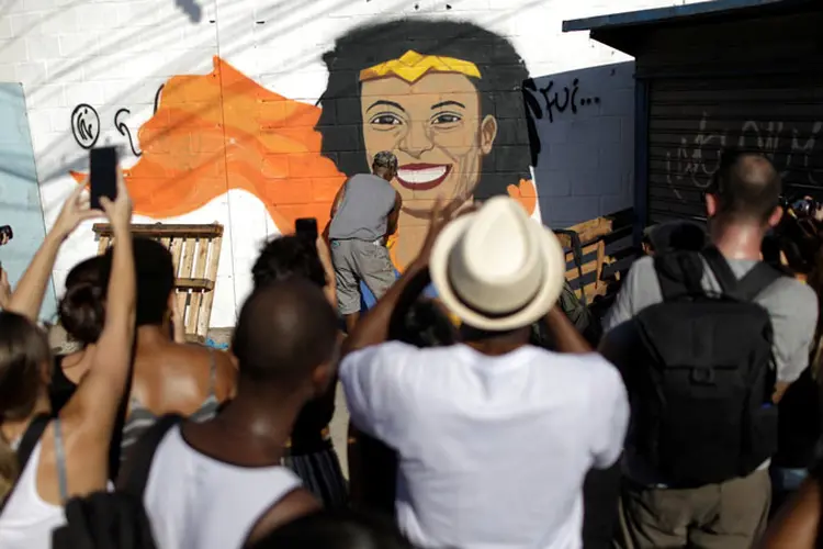 Artista de rua desenha imagem de Marielle Franco (Ricardo Moraes/Reuters)
