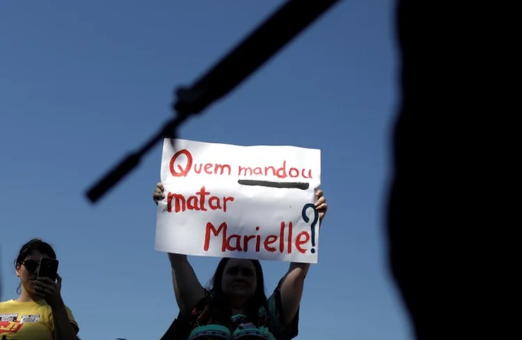 Manifestante segura cartaz sobre Marielle Franco (Ricardo Moraes/Reuters)